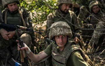 Украинские военнослужащие в полевых условиях, символизирующие необходимость пересмотра системы распределения личного состава Генштабом ВС Украины