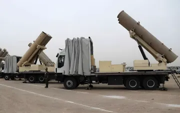 Иранские пусковые установки ракет на грузовых шасси, развернутые в готовности к запуску в рамках подготовки к ответному удару по порту после атаки в Каспийском море