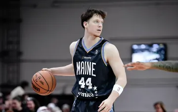 Макс Шульга в форме Maine Celtics с баскетболом — украинский талант, готовый к вызовам в Европе