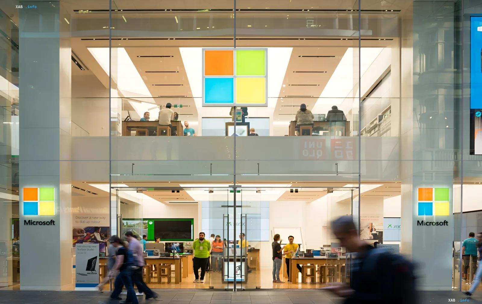 Фасад флагманского магазина Microsoft с логотипом, символизирующий запуск новых инструментов ИИ для кибербезопасности