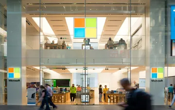 Фасад флагманского магазина Microsoft с логотипом, символизирующий запуск новых инструментов ИИ для кибербезопасности