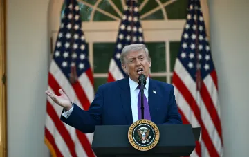 Дональд Трамп выступает с речью у трибуны с гербом президента США, призывая Зеленского и Путина к немедленному завершению войны