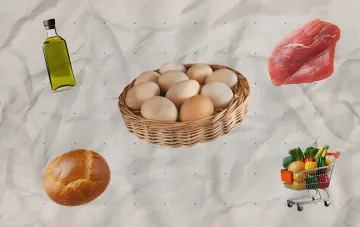 Корзина с яйцами, бутылка оливкового масла, хлеб, мясо и тележка с овощами — продукты, цены на которые выросли в украинских супермаркетах 29 июля