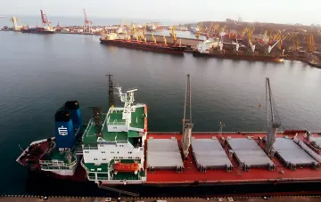 Getreideschiff im Hafen von Odessa – Schlüssel für den ukrainischen Getreideexport über die Donau