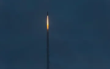 Ночной запуск баллистической ракеты Fire Point FP-7 или FP-9 с ярким пламенем двигателя на фоне тёмного неба