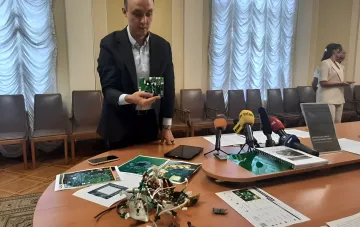 Андрей Власюк демонстрирует обломки ракеты «Орешник» на пресс-конференции, заявляя о полной импортозамещенности РФ