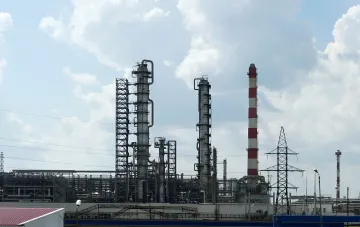 Промышленный комплекс Рязанского НПЗ с высокими колоннами и дымовой трубой, пострадавший от ударов ВСУ