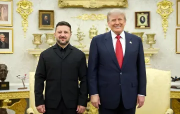 Владимир Зеленский и Дональд Трамп стоят рядом в официальной обстановке, обсуждая зимний пакет Patriot для Украины