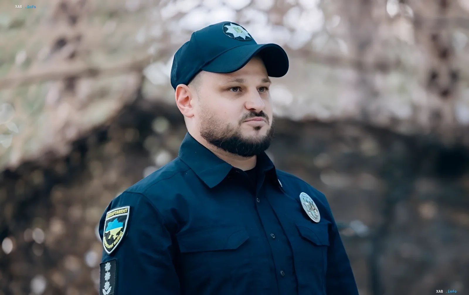 Neuer Leiter der ukrainischen Streifenpolizei in Uniform, der den Übergang vom traditionellen Dienst zum UAV-Kommando symbolisiert