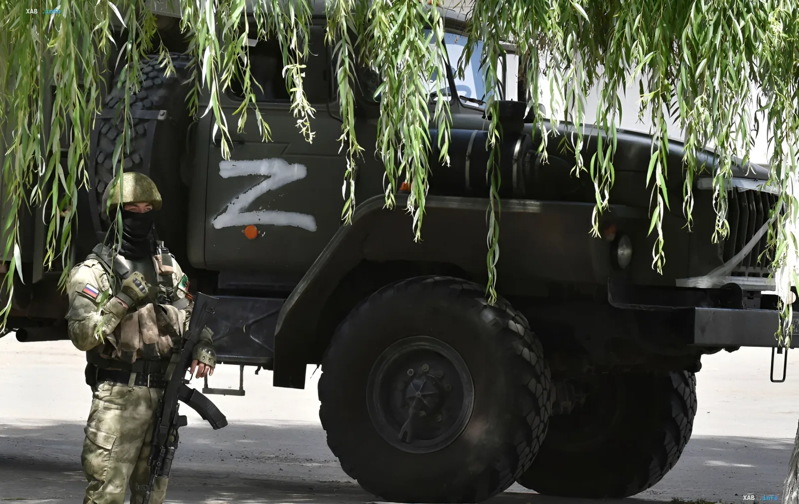 Российский военнослужащий у бронетехники с буквой Z, иллюстрирующий фейки Минобороны РФ о захвате Новой Сечи