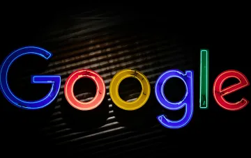 Неоновый логотип Google на темном фоне, символизирующий переход от AlphaFold к новым ИИ-агентам