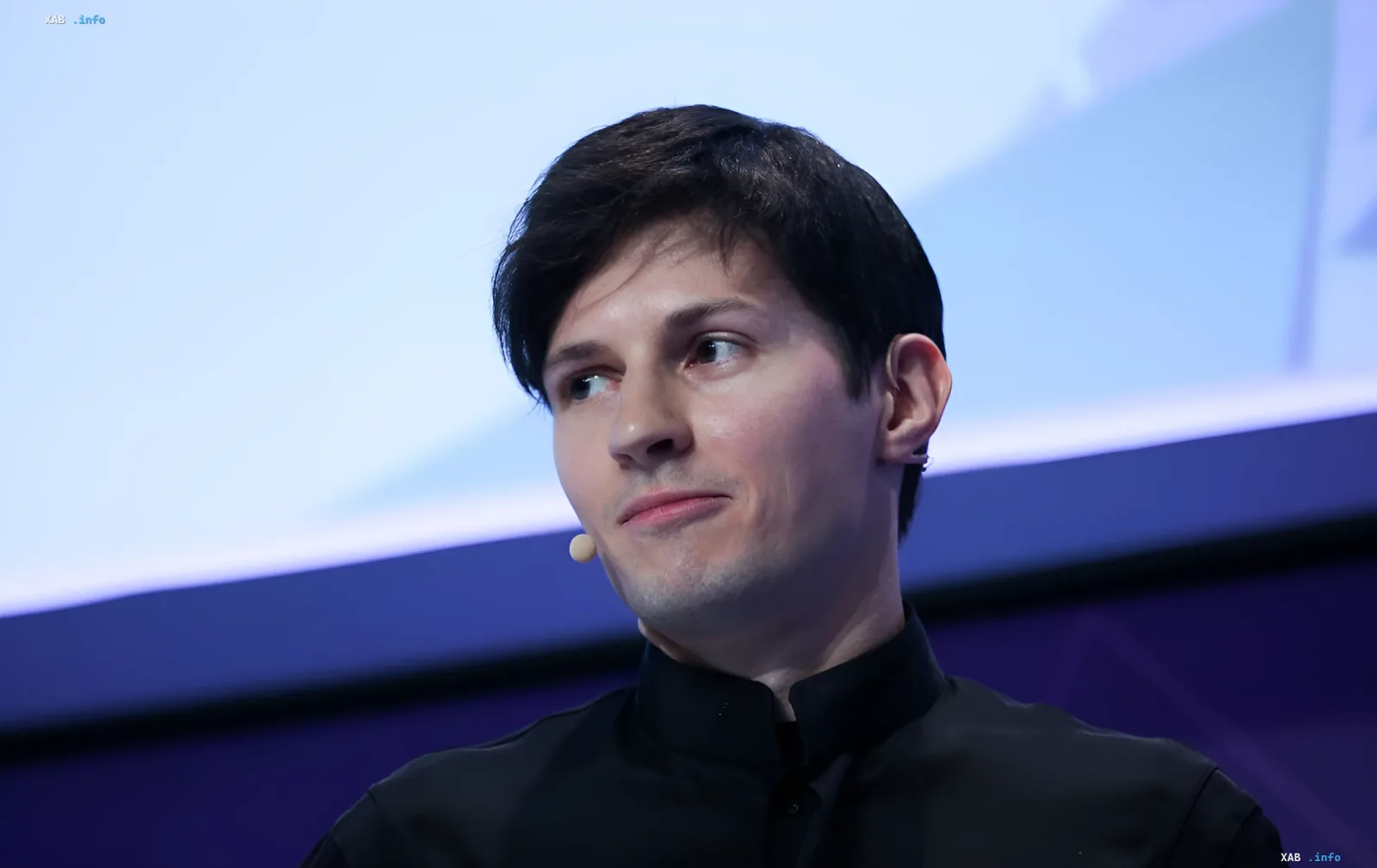 Павел Дуров, основатель Telegram, на фоне сцены во время публичного выступления