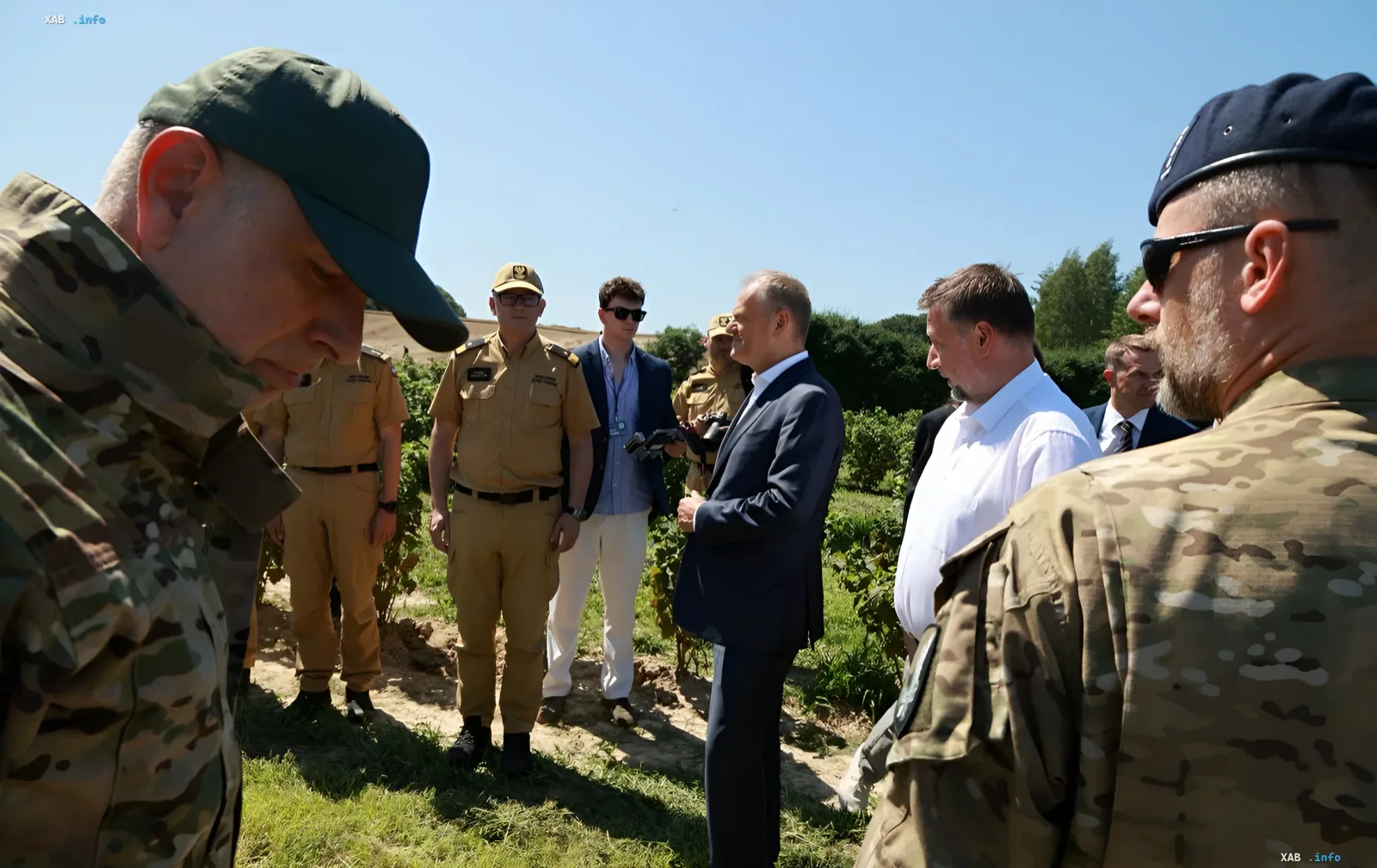 Польские военные и гражданские лица осматривают территорию, возможно, в контексте инцидента с ракетой Х-101 над Польшей