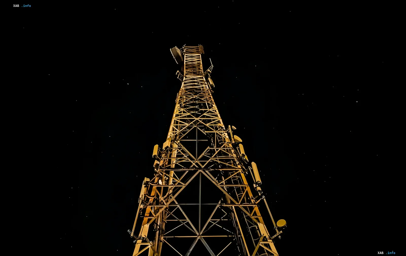 Высокая вышка сотовой связи ночью, символизирующая будущую сеть 6G, способную видеть сквозь стены