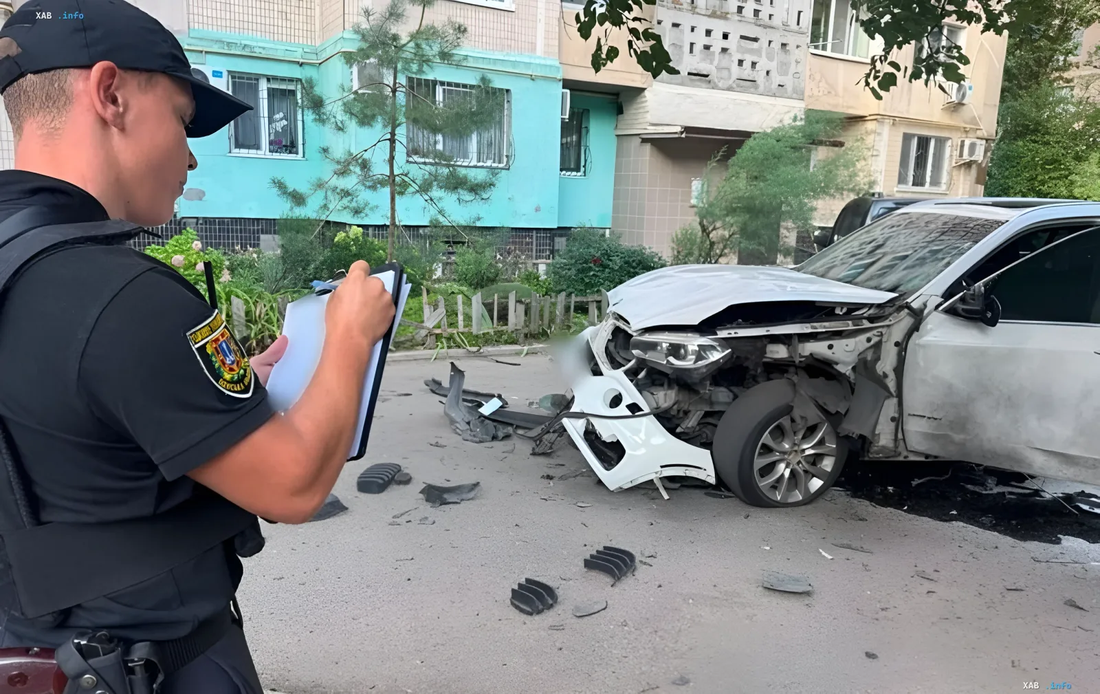 Полицейский осматривает место взрыва автомобиля в Одессе, последствия теракта, поврежденный белый автомобиль