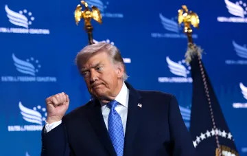 Дональд Трамп делает жест кулаком, объявляя о прорыве: ХАМАС согласился на полное разоружение Газы