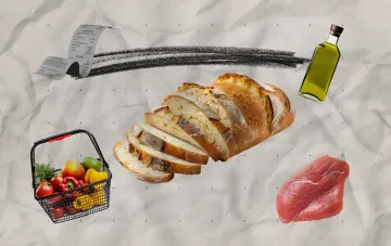 Хліб, оливкова олія, м'ясо та кошик з овочами на фоні чека, що символізують зміну цін у українських супермаркетах