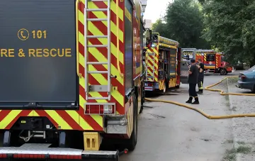 Пожарные машины и спасатели на месте возгорания терминала Новой почты в Днепре после атаки РФ