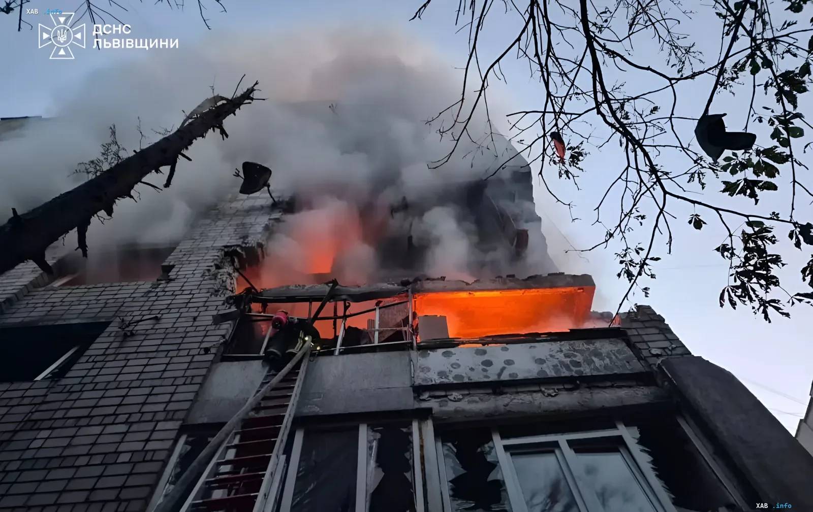 Feuerwehrleute löschen ein Feuer in einem zerstörten Gebäude nach einem Angriff, was das Ausmaß der Zerstörung und die Herausforderungen der Wohnungsbehebung in der Ukraine veranschaulicht