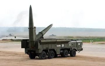Российская пусковая установка баллистической ракеты «Искандер-М» на полигоне, иллюстрирующая угрозу, против которой разрабатывается украинская баллистическая оборона
