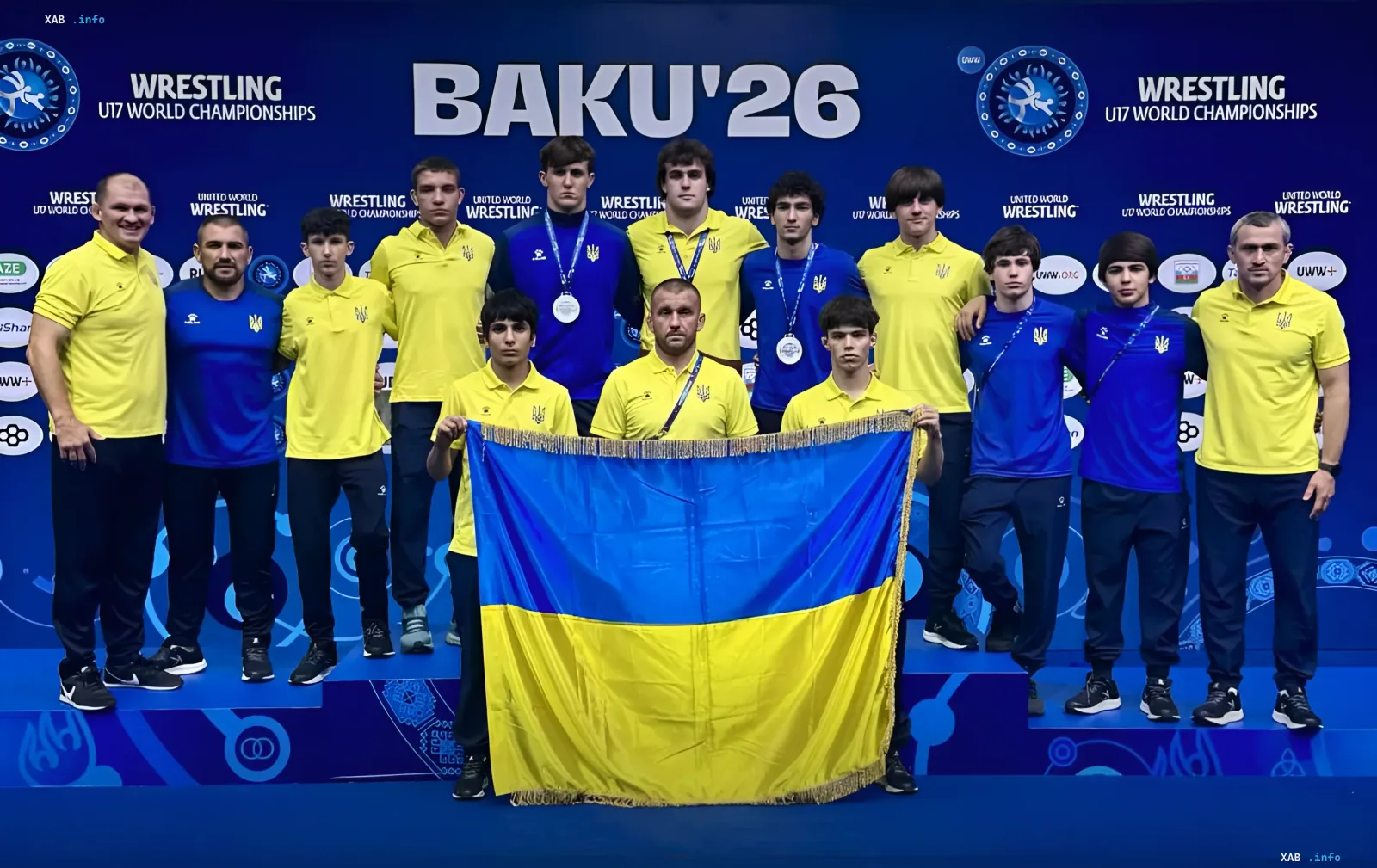 Українська збірна з боротьби U-17 на п'єдесталі в Баку з золотими та срібними медалями і прапором