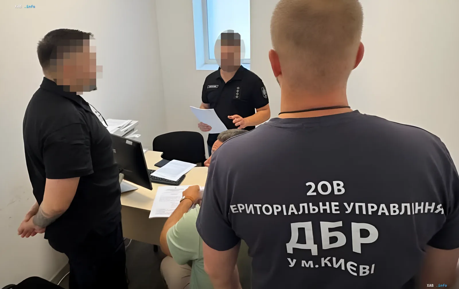 Сотрудники ДБР в Киеве допрашивают подозреваемых в незаконной продаже доступа к реестру «Оберег» — часть расследования схемы «черных» операторов ТЦК