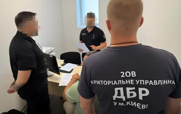 Сотрудники ДБР в Киеве допрашивают подозреваемых в незаконной продаже доступа к реестру «Оберег» — часть расследования схемы «черных» операторов ТЦК