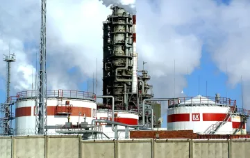 Нафтопереробний завод Лукойл з характерними резервуарами та димовою трубою, який став ціллю атаки ЗСУ