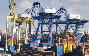 Kräne und Container im Hafen von Damietta, wo eine Explosion nach einem Drohnenangriff auf einen amerikanischen Tanker stattfand