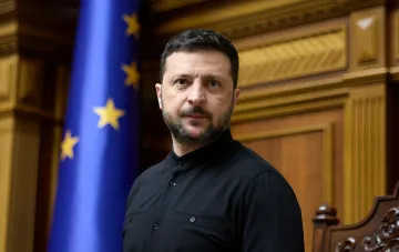 Президент Украины Владимир Зеленский на фоне флага ЕС, подписывает указы о масштабной чистке в СБУ