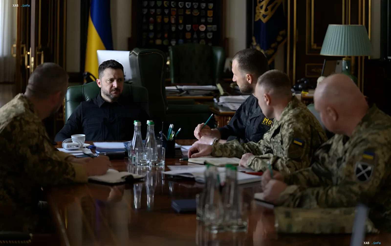 Президент Украины Владимир Зеленский на совещании с военными, обсуждающими стратегию ударов по Крыму и российской инфраструктуре