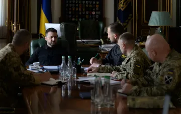 Президент Украины Владимир Зеленский на совещании с военными, обсуждающими стратегию ударов по Крыму и российской инфраструктуре