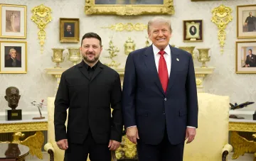 Владимир Зеленский и Дональд Трамп стоят рядом в Овальном кабинете, обсуждая стратегическое партнерство