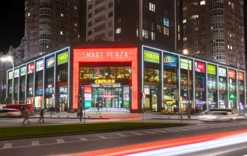 Торговый центр Smart Plaza на Оболони в Киеве ночью: объект сделки Dragon Capital и Олега Баляша