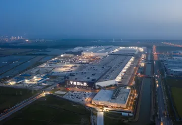 Ночной вид на завод Tesla в Шанхае, освещенный прожекторами — опровержение слухов о продаже предприятия Илоном Маском