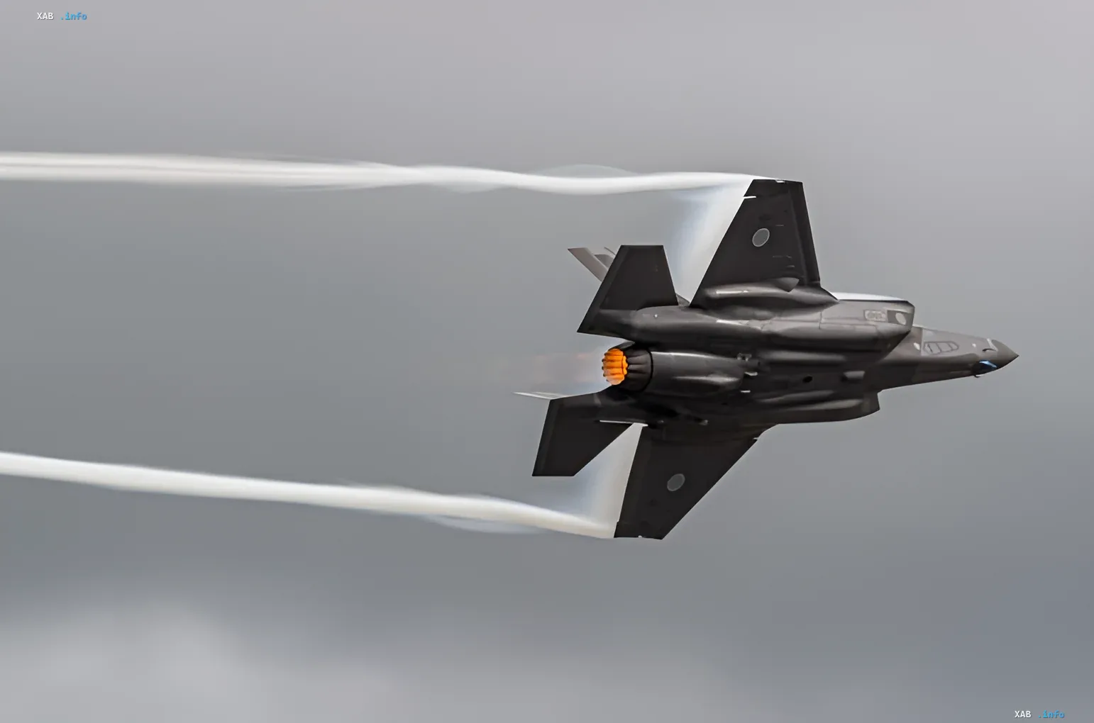 F-35B в полете с включенным форсажем, иллюстрирующий инцидент с пожаром на базе Мирамар