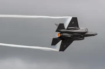F-35B в полете с включенным форсажем, иллюстрирующий инцидент с пожаром на базе Мирамар