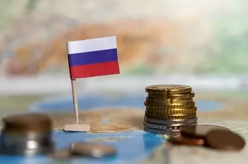 Флаг России и стопка монет на карте — символ фискальной альтернативы мобилизации и 5%-го сбора для бюджета РФ