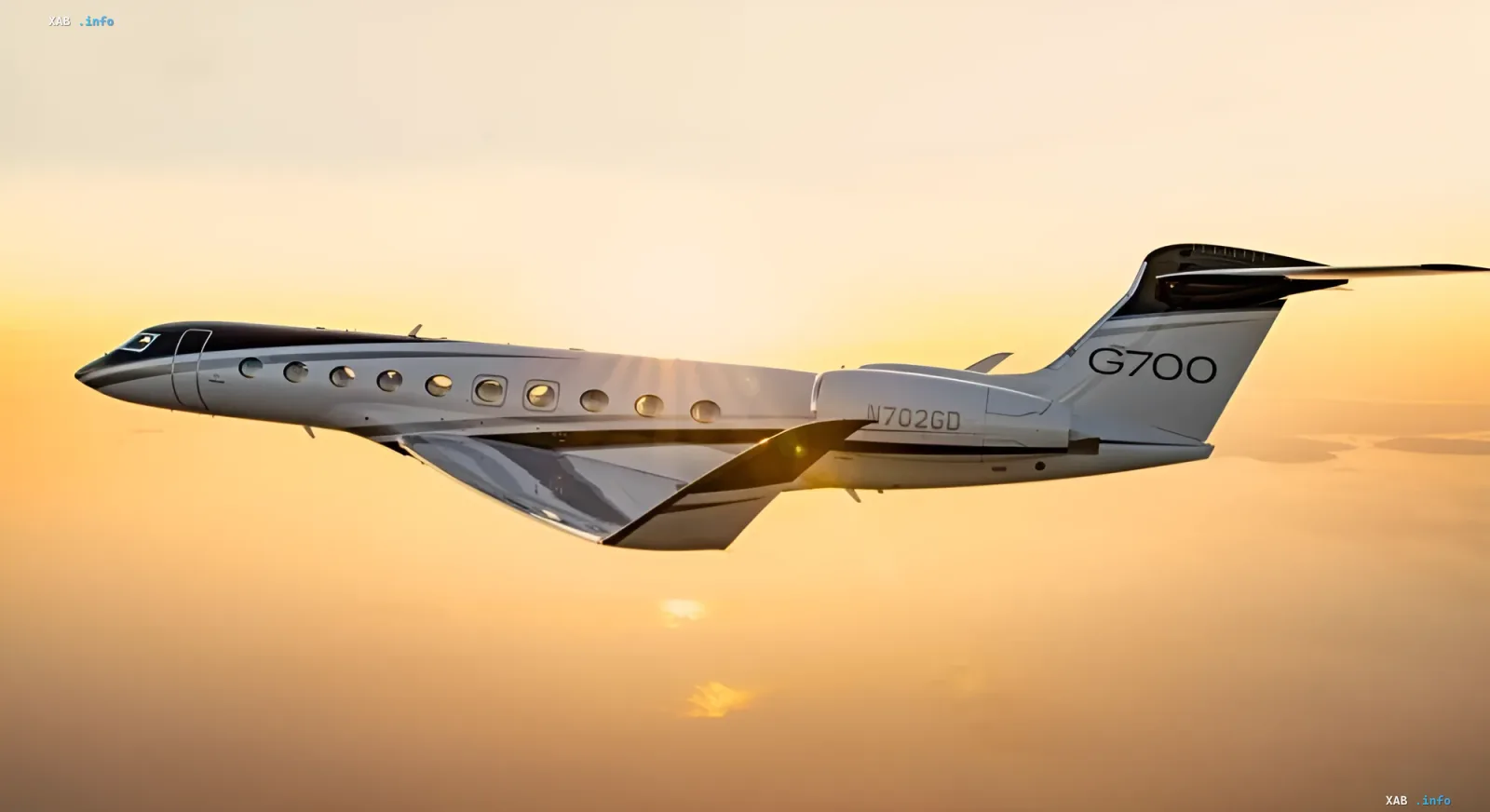 Суперзвуковой бизнес-джет Gulfstream G700 в полёте на закате, установивший новый мировой рекорд скорости над Атлантикой