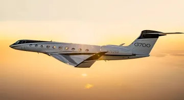 Суперзвуковой бизнес-джет Gulfstream G700 в полёте на закате, установивший новый мировой рекорд скорости над Атлантикой
