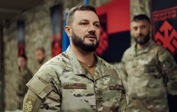 Игорь Оболенский в военной форме бригады «Хартия» во время официального мероприятия