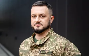 Президент Украины Владимир Зеленский в военной форме Национальной гвардии, символизирующий решимость и ответ на террористические угрозы