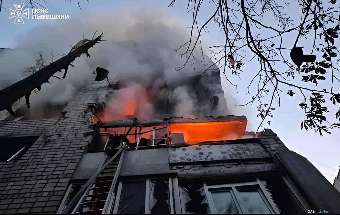 Пожар в здании после ракетной атаки, пожарные тушат огонь