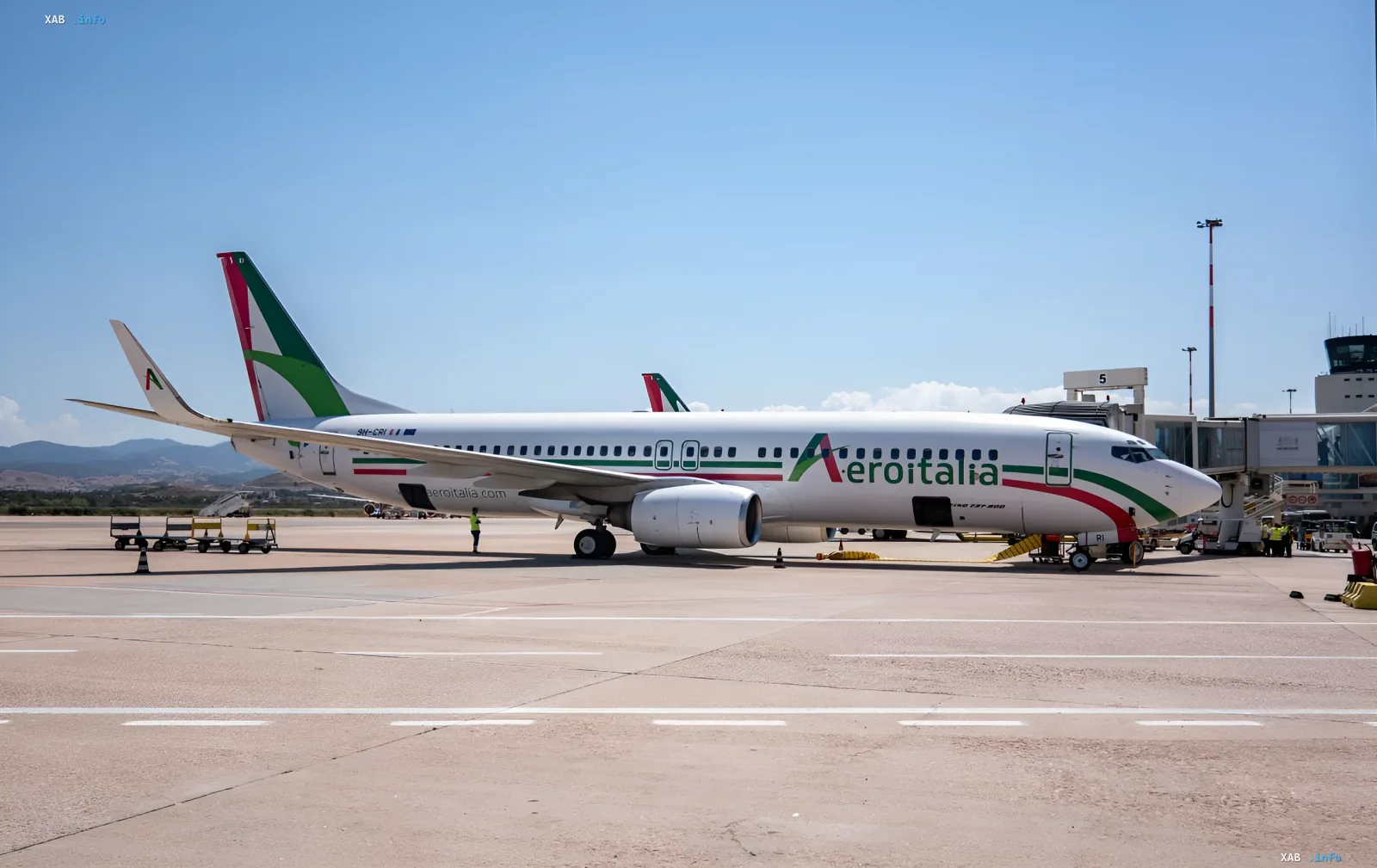 Flugzeug der Fluggesellschaft Aeroitalia auf der Start- und Landebahn, das die Aussetzung des Flugverkehrs zwischen Italien und Spanien aufgrund der Migrationskrise veranschaulicht.