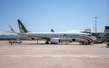 Самоліт авіакомпанії Aeroitalia на злітно-посадковій смузі, що ілюструє призупинення авіасполучення між Італією та Іспанією через міграційну кризу.