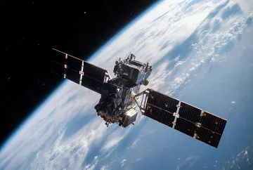Спутник системы навигации Beidou на орбите Земли с развернутыми солнечными панелями, символизирующий завершение модернизации и возможность обновления ПО в космосе