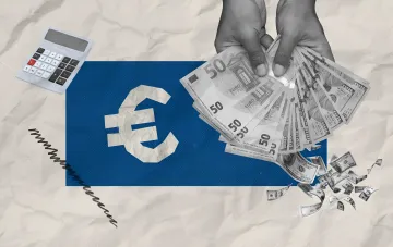 Руки держат пачку долларов и евро, на фоне — флаг ЕС с символом евро, калькулятор и падающие доллары: визуализация роста евро и падения доллара в банках Украины 31 июля