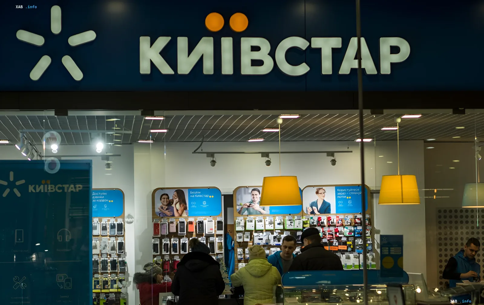 Flaggschiff-Geschäft von Kyivstar mit leuchtendem Logo – Betreiber wegen irreführender Internetgeschwindigkeits-Slogan mit 17,5 Millionen Hrywnja bestraft