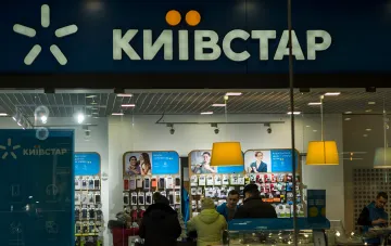 Flaggschiff-Geschäft von Kyivstar mit leuchtendem Logo – Betreiber wegen irreführender Internetgeschwindigkeits-Slogan mit 17,5 Millionen Hrywnja bestraft