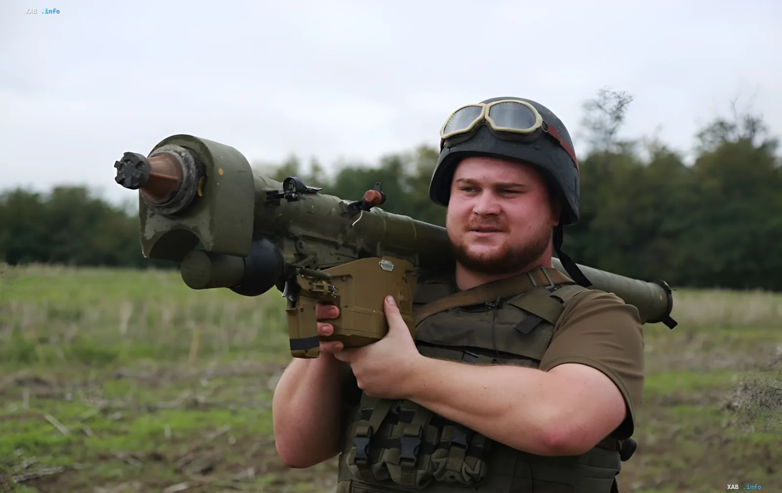 Украинский боец с противотанковым ракетным комплексом на фоне полей, готовясь к обороне от российских атак